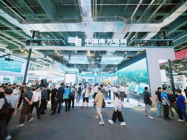 南方電網(wǎng)公司展廳人潮涌動，迎來高峰