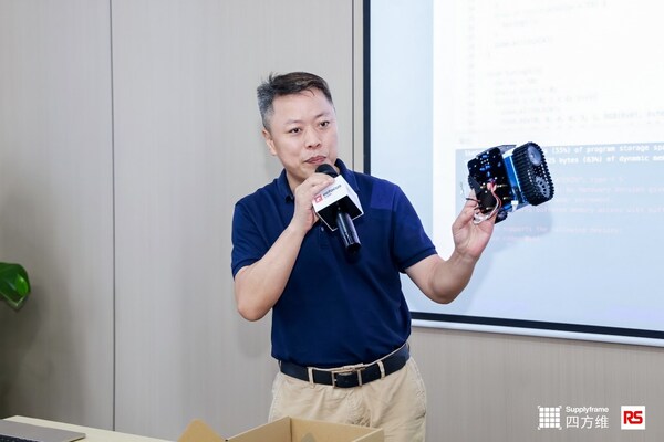 圖 | 行業(yè)專家、深圳市科易互動機器人有限公司負(fù)責(zé)人左克儉現(xiàn)場演示