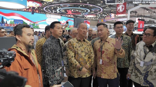 部長駐足觀看墨甲機(jī)器人繞車講解TIGGO CROSS車型