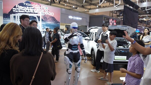 墨甲機(jī)器人與觀眾自然互動，引來印尼市民駐足體驗