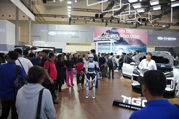 機(jī)器人識別語音指令，回應(yīng)現(xiàn)場提問，展示自然的語義理解能力