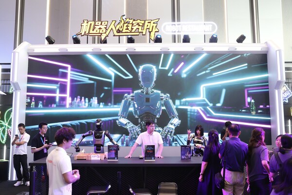 走進機器人大會會客廳，可以看到“機器人焰究所”，這是北京亦莊打造機器人主題餐廳“機器人焰究所”的微縮場景。