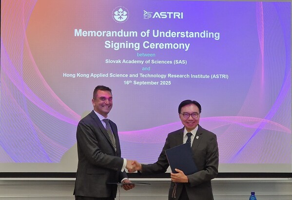 應(yīng)科院董事局主席李惠光工程師（右）與斯洛伐克科學(xué)院院長(zhǎng)Martin Venhart博士（左）簽署合作備忘錄，促進(jìn)創(chuàng)新科技研究合作。