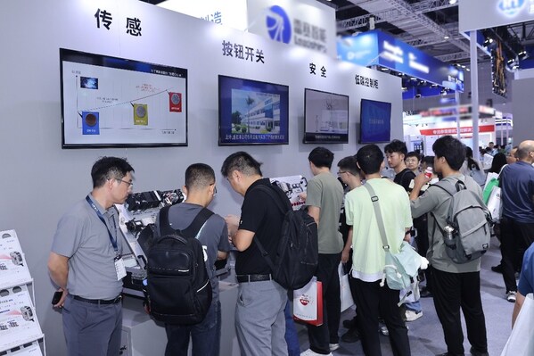 數(shù)智融合驅(qū)動(dòng)新質(zhì)生產(chǎn)力，歐姆龍自動(dòng)化亮相2025工博會(huì)