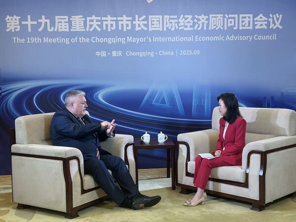 奧特斯全球首席執(zhí)行官馬銘天（Michael Mertin）出席重慶市市長國際經(jīng)濟(jì)顧問團(tuán)會議