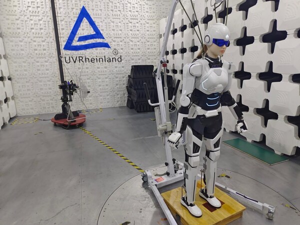 墨茵在萊茵實(shí)驗(yàn)室內(nèi)接受測(cè)試