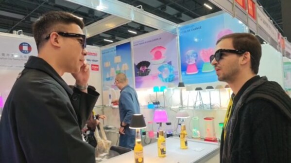 展商和買家通過(guò)AI眼鏡Global版實(shí)時(shí)溝通