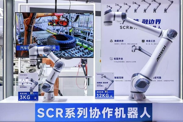 SCR系列協(xié)作機(jī)器人3kg（左）和12kg（右）