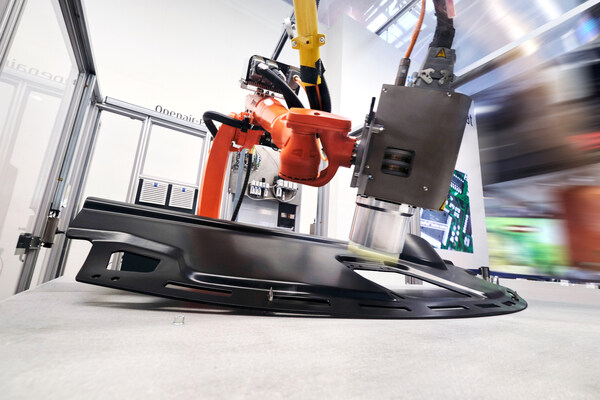 Activation of an automotive dashboard before lamination. (Copyright: Plasmatreat GmbH) Activation of an automotive dashboard before lamination. (Copyright: Plasmatreat GmbH)