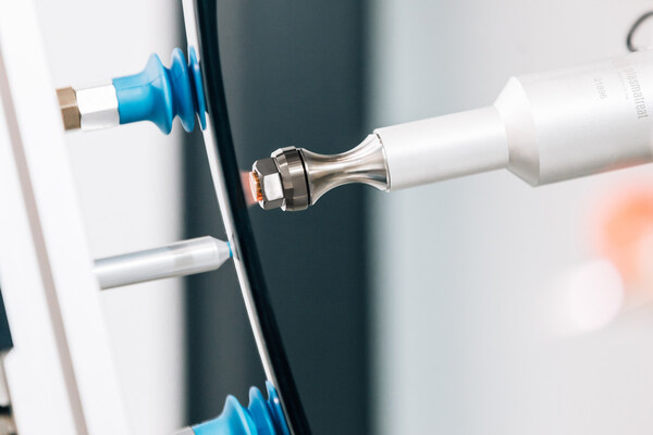 Openair-Plasma® treatment enables chemical- and primer-free bonding, painting, printing and sealing and is already established in many processes in the automotive industry.(Copyright: Plasmatreat GmbH) Openair-Plasma® treatment enables chemical- and primer-free bonding, painting, printing and sealing and is already established in many processes in the automotive industry.(Copyright: Plasmatreat GmbH)