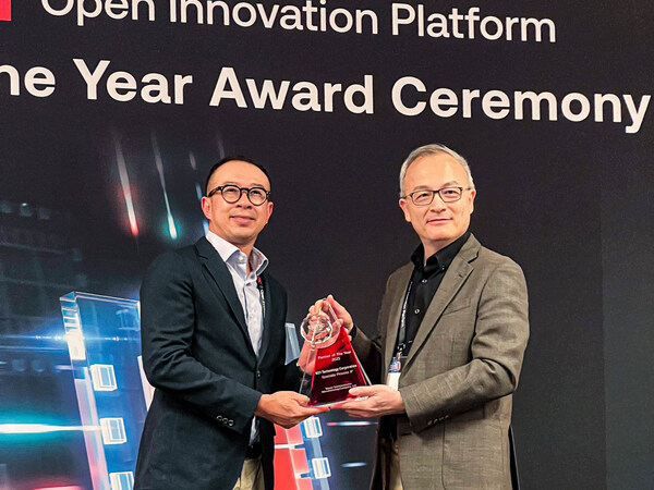 M31獲頒“臺積電 2025 OIP矽智財伙伴獎” --M31總經(jīng)理-張原熏(左)