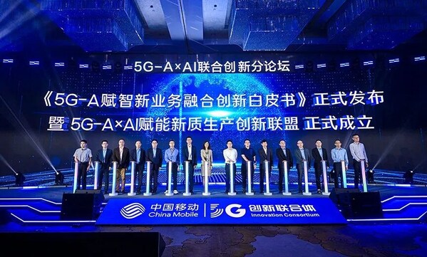 移遠(yuǎn)通信副總經(jīng)理劉明輝（左二）參與聯(lián)合發(fā)布