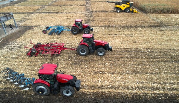 凱斯Magnum 4004 、Optum 3304、Puma 2704拖拉機(jī)及紐荷蘭CR8.90作業(yè)演示