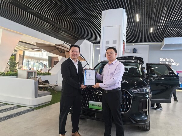 T&Uuml;V南德詹達(dá)琦先生（右）向奇瑞陸洋先生（左）頒發(fā)寵物友好型材料認(rèn)證證書