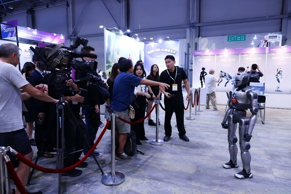 眾擎機(jī)器人首次亮相香港
