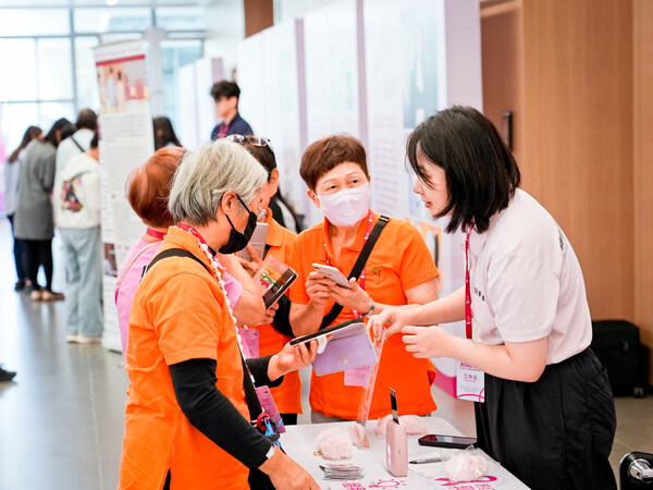 富士膠片（中國）展位吸引了許多乳腺癌公益組織人士互動交流