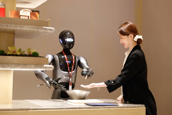 擎朗人形具身服務(wù)機器人XMAN-R1提供歡迎禮