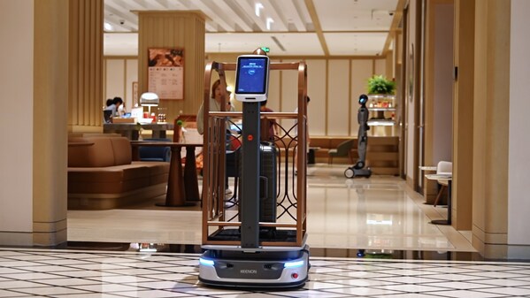 擎朗大載重運輸機器人S100在酒店工作