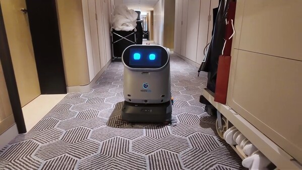 擎朗清潔機器人C40在酒店客房區(qū)工作