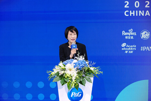 中國香料香精化妝品工業(yè)協(xié)會理事長顏江瑛致辭