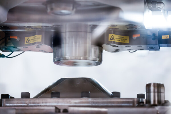 Cell Impact與thyssenkrupp Automation Engineering的合作基于Cell Impact Forming?技術(shù)——一種專利干式成型方法，利用高動能在超薄金屬上塑造復(fù)雜圖案。 通過精確控制沖擊速度，該技術(shù)可實(shí)現(xiàn)卓越的通道精度和厚度均勻性，是燃料電池和電解槽流場板的理想選擇。