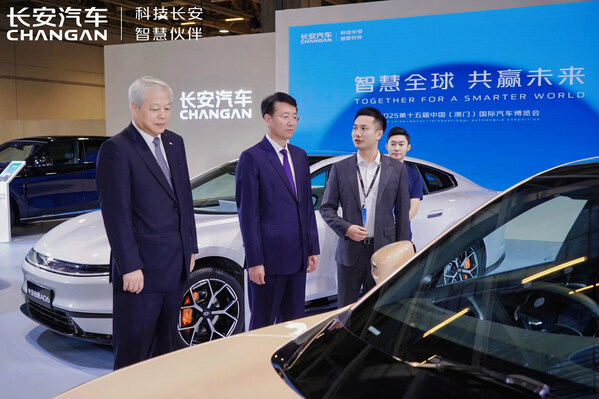 國務(wù)院國資委黨委委員肖宗輝、南光集團(tuán)董事長(zhǎng)傅建國參觀長(zhǎng)安展臺(tái)