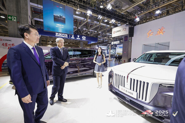 國務(wù)院國資委黨委委員肖宗輝、南光集團董事長傅建國參觀紅旗展臺