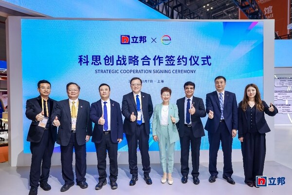 立邦中國首席運(yùn)營官孫榮隆，立邦中國采購總部副總裁柏毅，立邦中國技術(shù)研發(fā)副總裁兼TU創(chuàng)新&研發(fā)總部總裁蔡永岳，科思創(chuàng)全球高級副總裁、科思創(chuàng)中國區(qū)總裁雷煥麗，科思創(chuàng)涂料與膠粘劑事業(yè)部亞太區(qū)高級副總裁Anand Khot，科思創(chuàng)涂料與膠粘劑事業(yè)部大中華區(qū)副總裁李金旗等嘉賓共同出席簽約儀式