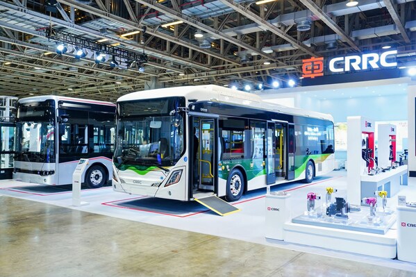 8.5米純電動(dòng)公交車(chē)(左)與12米低地板電動(dòng)巴士(右) 8.5米純電動(dòng)公交車(chē)(左)與12米低地板電動(dòng)巴士(右)