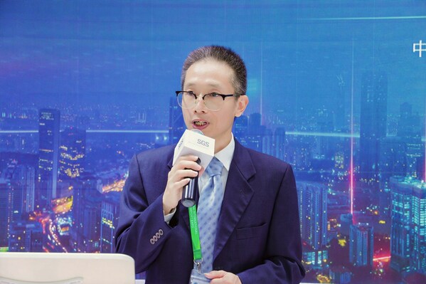 聯(lián)眾醫(yī)療總經(jīng)理汪凌在聯(lián)眾醫(yī)療獲頒SGS數(shù)據(jù)資產(chǎn)管理體系認(rèn)證證書(shū)頒證儀式上發(fā)言