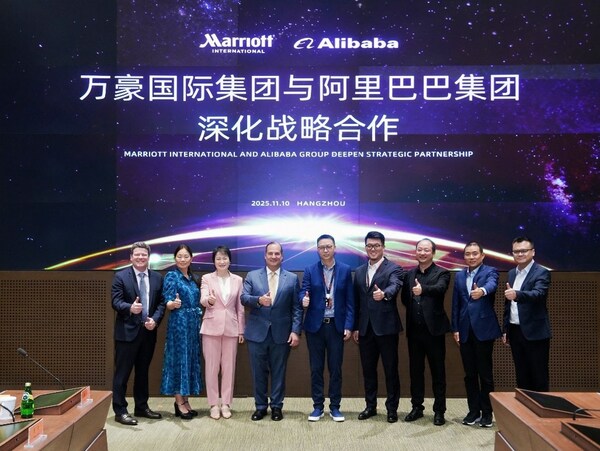 從左至右：萬(wàn)豪國(guó)際集團(tuán)執(zhí)行副總裁兼首席收益及技術(shù)官Drew Pinto，萬(wàn)豪國(guó)際集團(tuán)執(zhí)行副總裁兼首席客戶官Peggy Roe，萬(wàn)豪國(guó)際集團(tuán)大中華區(qū)總裁毛怡冰，萬(wàn)豪國(guó)際集團(tuán)總裁兼首席執(zhí)行官Anthony Capuano，阿里巴巴集團(tuán)首席執(zhí)行官吳泳銘，飛豬首席執(zhí)行官莊卓然，釘釘首席執(zhí)行官陳航，阿里云智能?chē)?guó)際業(yè)務(wù)事業(yè)部總裁李飛飛，豪豬(阿里巴巴與萬(wàn)豪合資公司)首席執(zhí)行官王睿