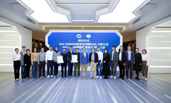 雙證書儀式頒發(fā)合影