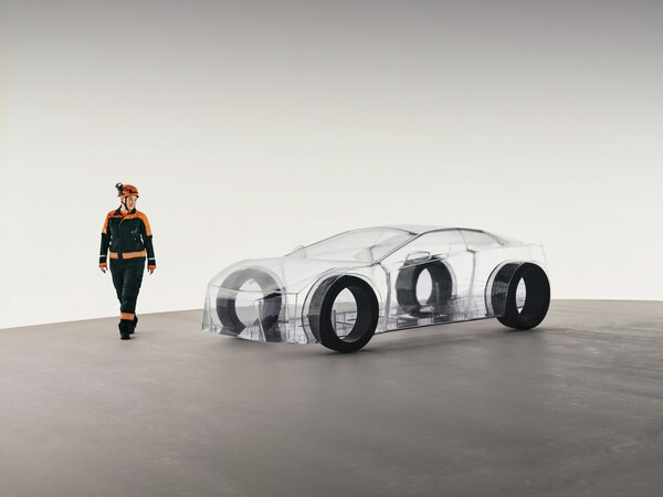 一位Sandvik工程師專(zhuān)注巡視eNimon，對(duì)其進(jìn)行評(píng)估，這一場(chǎng)景凸顯了世界對(duì)堅(jiān)實(shí)采礦基礎(chǔ)設(shè)施的關(guān)鍵依賴(lài)——這種依賴(lài)常被忽視，卻為電動(dòng)汽車(chē)的未來(lái)提供動(dòng)力。