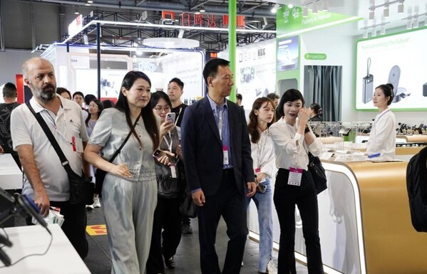 浙江省商務廳駐港代表崔處長、浙江遠大國際會展馬總一行到場調研