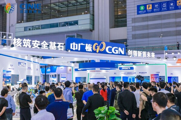 與會(huì)領(lǐng)導(dǎo)和嘉賓巡展1