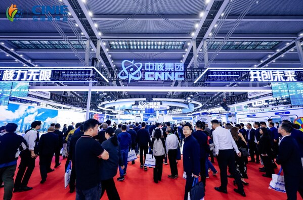 與會(huì)領(lǐng)導(dǎo)和嘉賓巡展2