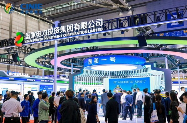 與會(huì)領(lǐng)導(dǎo)和嘉賓巡展3