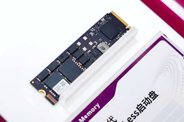 憶聯(lián)攜手英特爾等生態(tài)伙伴重磅發(fā)布雙路冷板式全域液冷服務(wù)器，以核心創(chuàng)新深度參與2025 Intel Connection