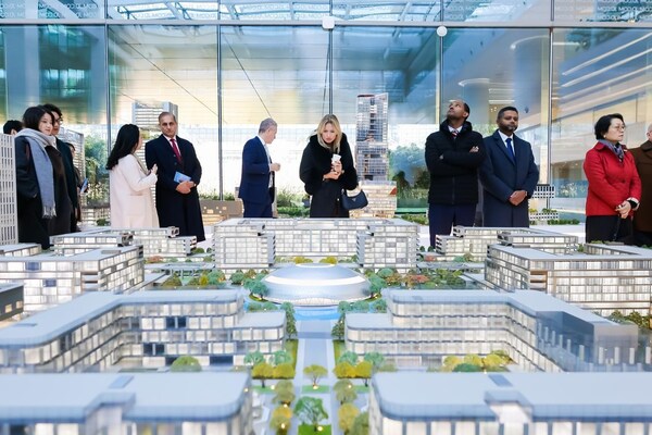 新華絲路：智庫代表團(tuán)參觀京東全球總部，感受數(shù)智化創(chuàng)新成果