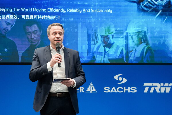 圖：亞歷山大&middot;列夫諾維奇先生在簽約儀式上致辭