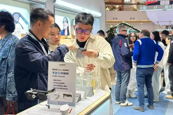 市民體驗(yàn)AI眼鏡及0彎鏡片