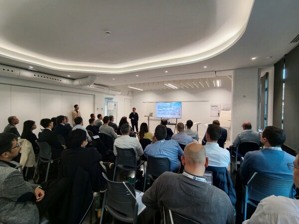 T&Uuml;V南德大中華區(qū)工業(yè)服務(wù)部海外直接投資專家周波（左）和丘金超（右）進(jìn)行主題分享