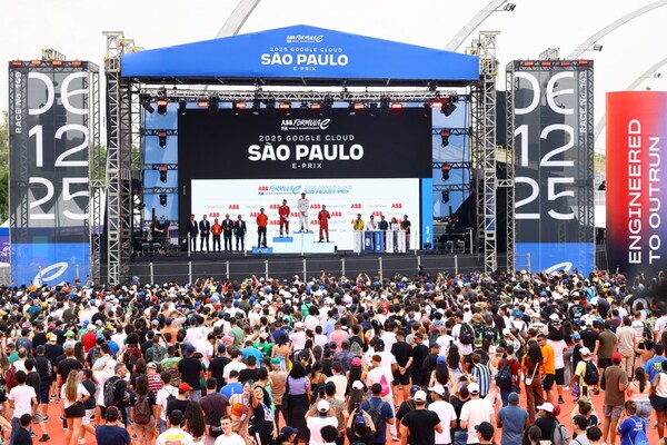 第12賽季FE電動(dòng)方程式揭幕戰(zhàn)戲劇性拉滿(mǎn) 第12賽季FE電動(dòng)方程式揭幕戰(zhàn)戲劇性拉滿(mǎn)