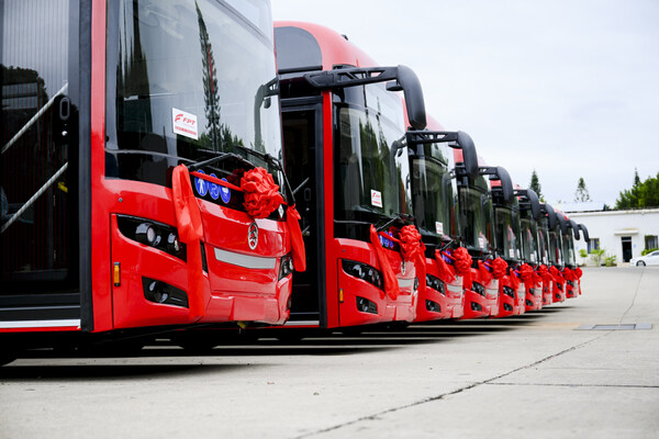 菲亞特動(dòng)力科技助力首批金龍客車交付塞爾維亞公共交通系統(tǒng)，鞏固了其在天然氣動(dòng)力領(lǐng)域的領(lǐng)先地位