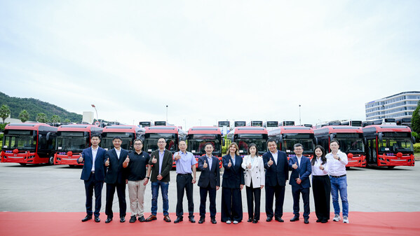 菲亞特動(dòng)力科技 與廈門金龍旅行車有限公司交付儀式現(xiàn)場(chǎng)