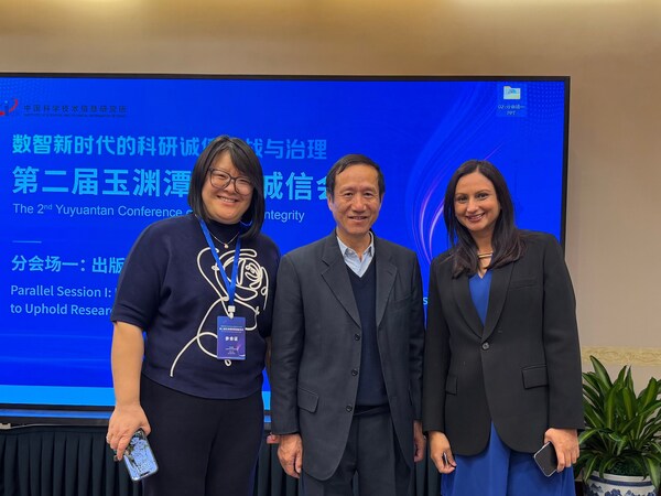 *左起：CACTUS中國區(qū)副總經(jīng)理蔡莉琴女士 / STM中國顧問、開放獲取期刊目錄(DOAJ)中國大使、中國高?？萍计诳芯繒u理事長顏帥博士 / Paperpal產(chǎn)品技術總監(jiān)Shilpi Mehra女士*