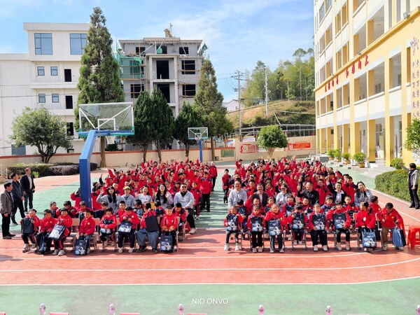 RingCentral企業(yè)代表、鄉(xiāng)鎮(zhèn)領(lǐng)導(dǎo)及巷雅小學(xué)師生一同合照留念