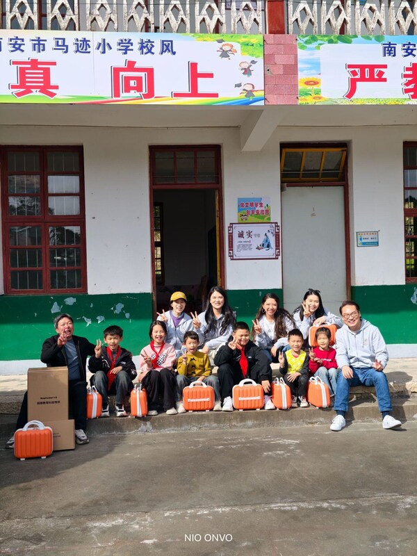 RingCentral企業(yè)代表捐贈電腦及文具禮包予馬跡小學(xué)校長和六名學(xué)生