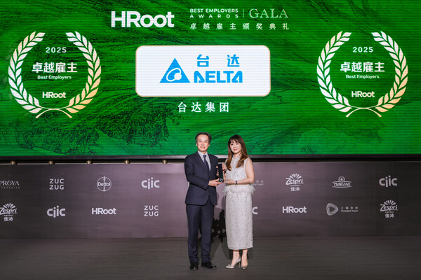 臺(tái)達(dá)從900多家企業(yè)中脫穎而出，四度蟬聯(lián)HRoot"卓越雇主"，HRoot執(zhí)行主編管怡靜（右）為臺(tái)達(dá)頒獎(jiǎng)，臺(tái)達(dá)全球人資長(zhǎng)陳啟禎（左）上臺(tái)領(lǐng)獎(jiǎng)并發(fā)表獲獎(jiǎng)感言。