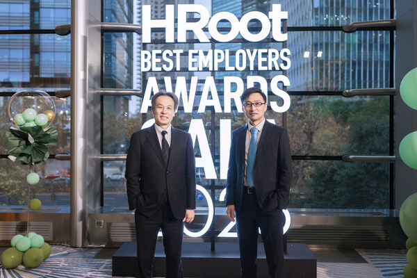 臺(tái)達(dá)全球人資長(zhǎng)陳啟禎（左）與臺(tái)達(dá)中國(guó)人資長(zhǎng)吳育豪（右）共同出席HRoot頒獎(jiǎng)典禮。